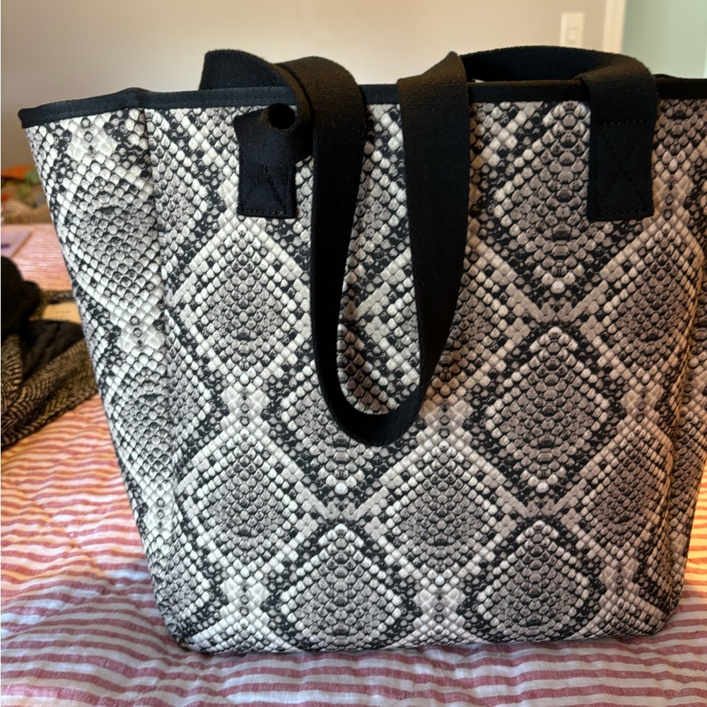TOMMY BAHAMA NEOPRENE SNAKESKIN PATTERN TOTE WITH POUCH
